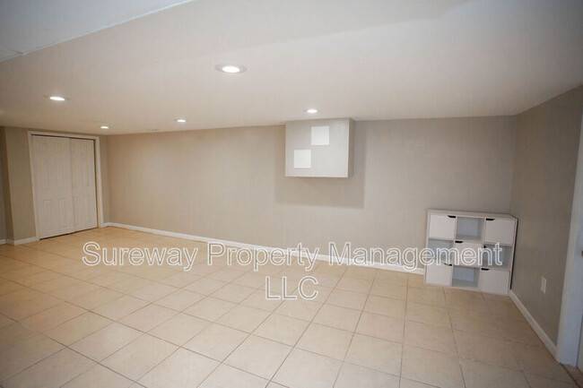 Building Photo - 841 Grove St