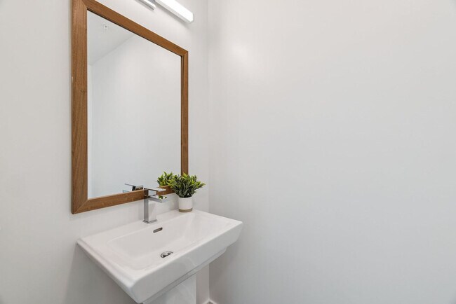 Building Photo - 222 E Jefferson St