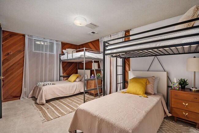 Building Photo - 4 bed/3 bath very spacious, fully furnishe...