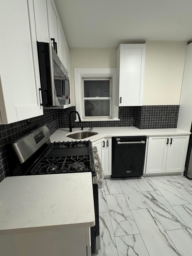 Building Photo - 1417 6th St