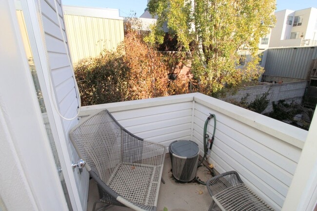 Building Photo - Best deal in the Dogpatch! Spacious top floor 2 bedroom loft. Plenty of natural light and up to d...