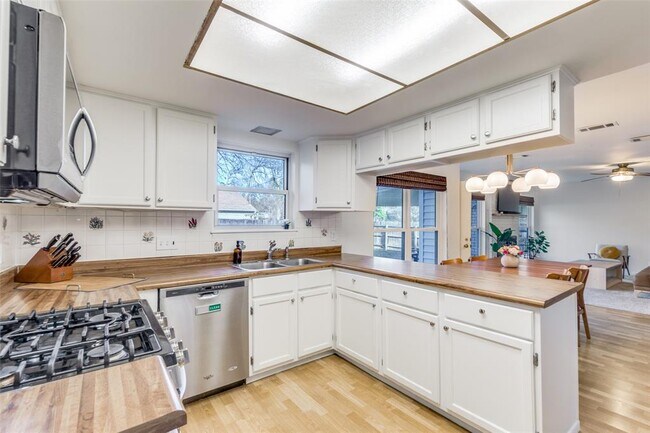 Building Photo - 4002 Biscay Dr