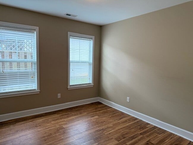 Building Photo - Home is located in Avendale-Rocky Point ad...