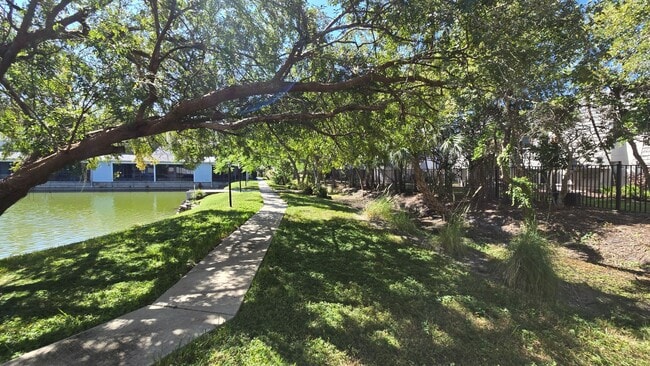 Building Photo - 2 Bed 2 Bath townhome with a Den/ Office s...