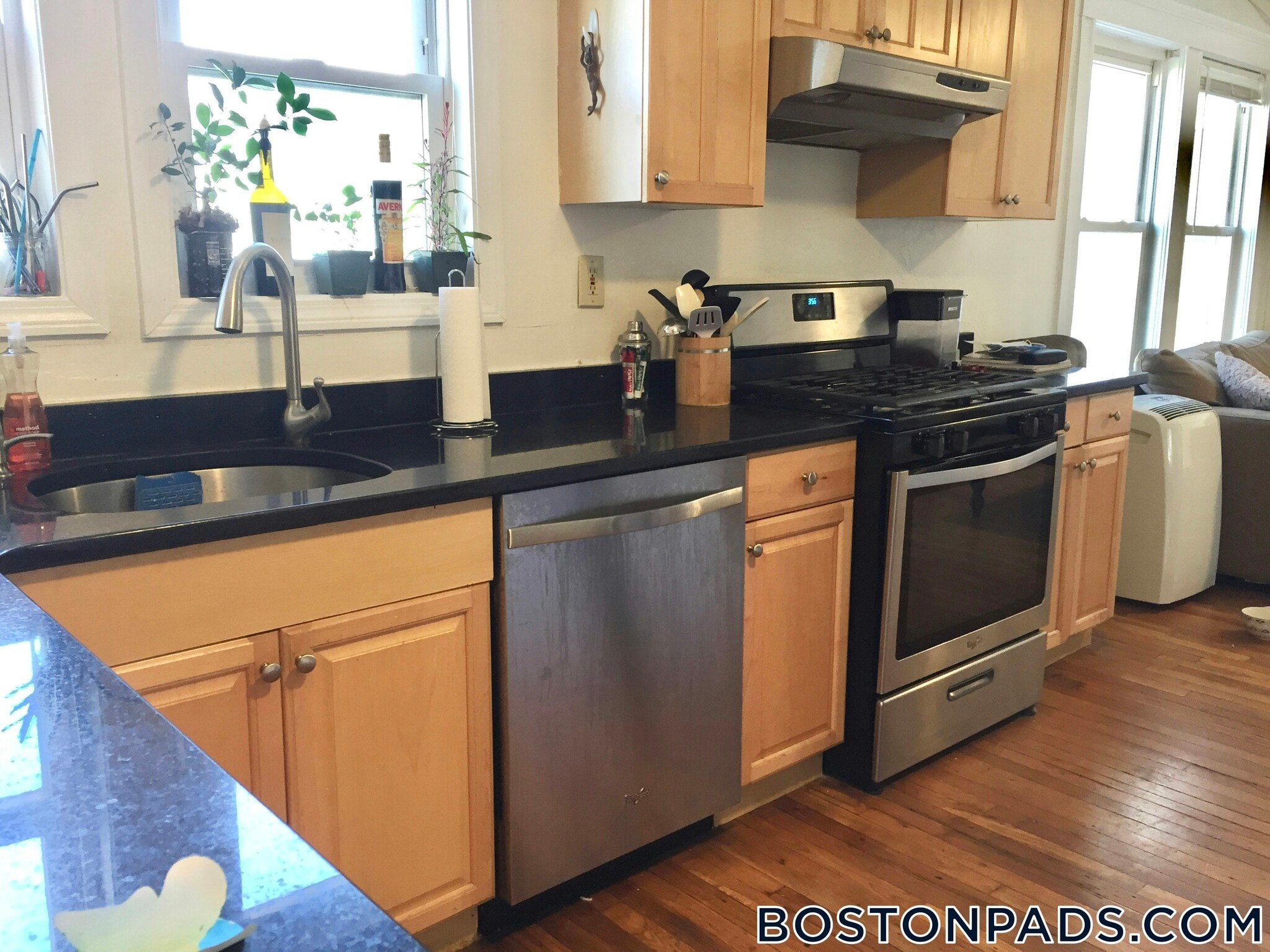 Building Photo - 185 Hillside St