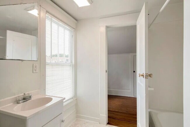 Building Photo - "Historic 2-Bed Apartment with Gleaming Hardwood Floors in Prime Durham Location!"