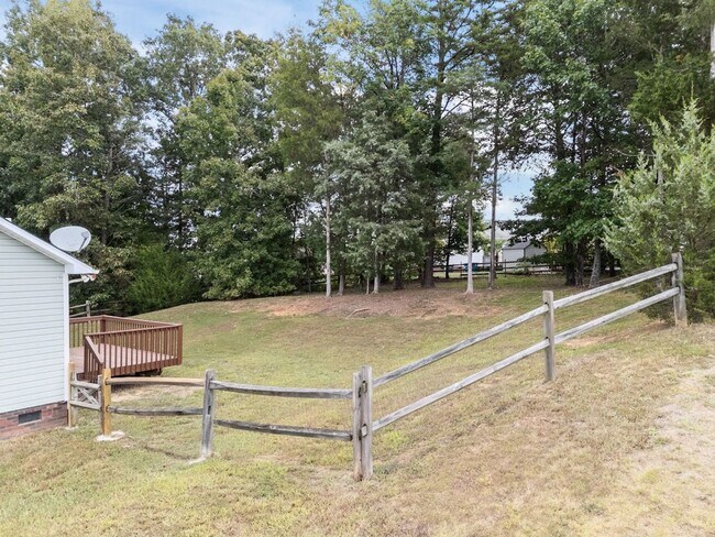 Building Photo - Highly desirable St Andrews subdiv. 3 bed,...