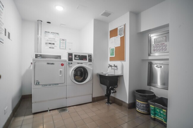 Building Photo - 250 W 89th St