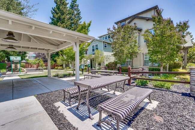 Building Photo - Modern Townhome in Prime Location — Walkab...