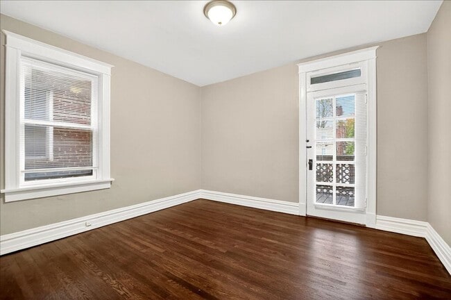 Building Photo - Sh'Cuuute!