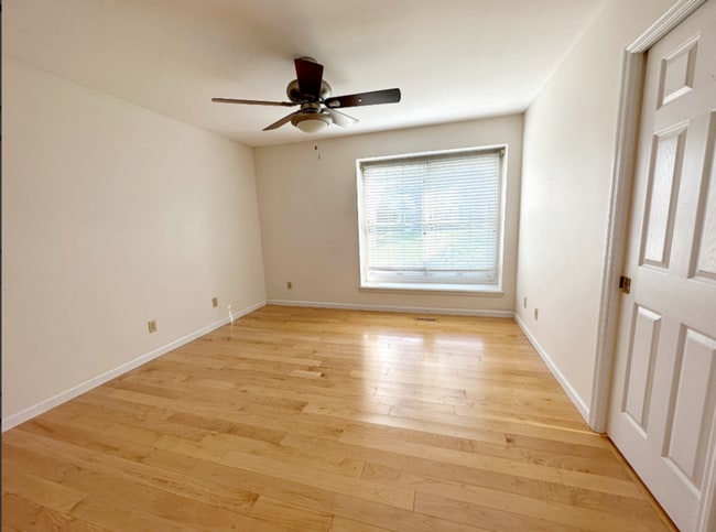 Building Photo - 1114 S Charlemagne Dr