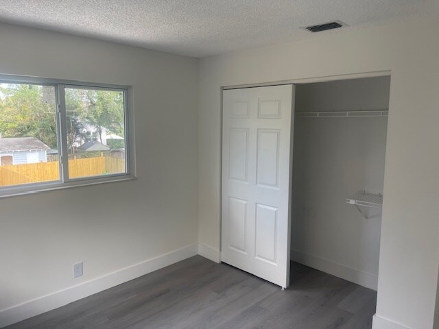 Building Photo - 622 SW 7th Ave