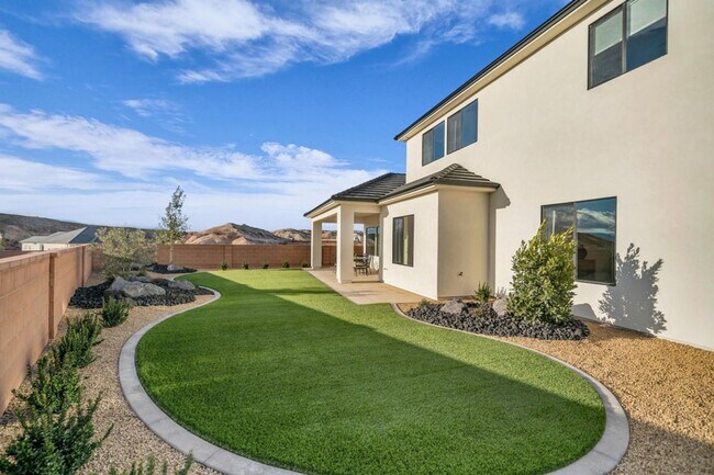 Building Photo - Stunning 6 Bedroom Home in St. George!