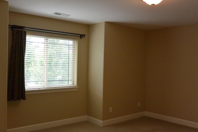 Building Photo - 1365 SE 194th Pl