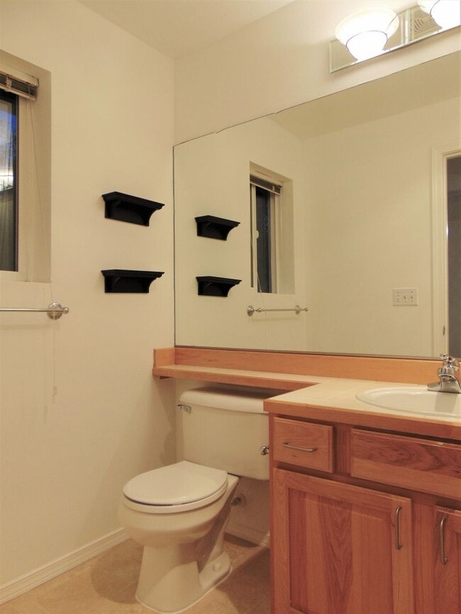 Building Photo - Lovely and Spacious 2 BR/1.75 BA Kirkland ...