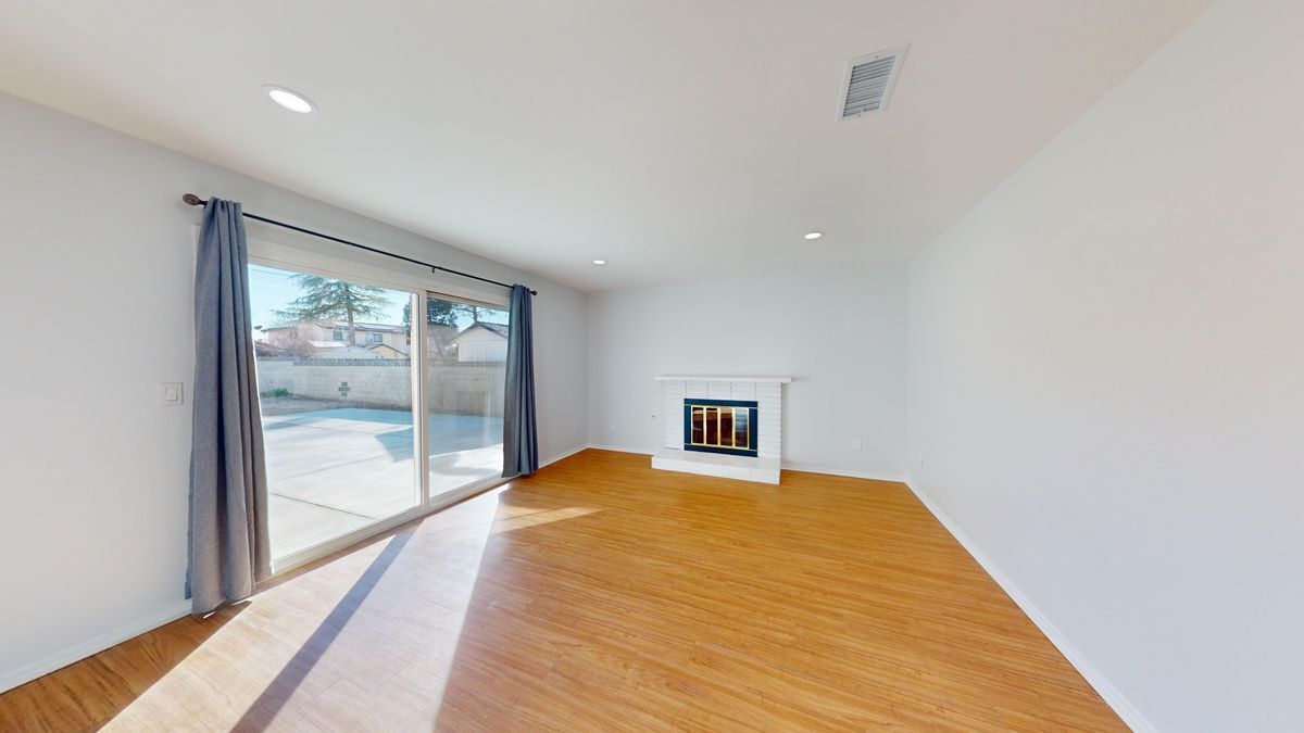 Building Photo - 1102 E Ave J5