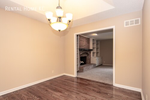 Building Photo - Beautifully updated split level with Finis...