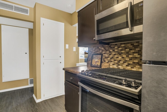 Building Photo - 5664 Longview Dr