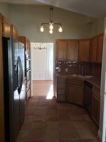 Kitchen - 11425 Cashmere St