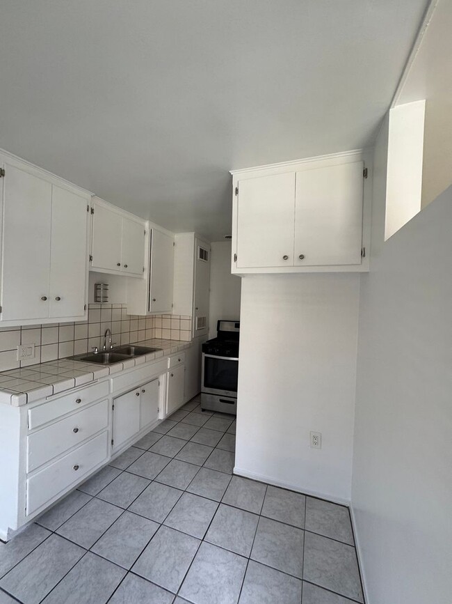 Building Photo - 1 Bedroom in Gardena With Parking Included...