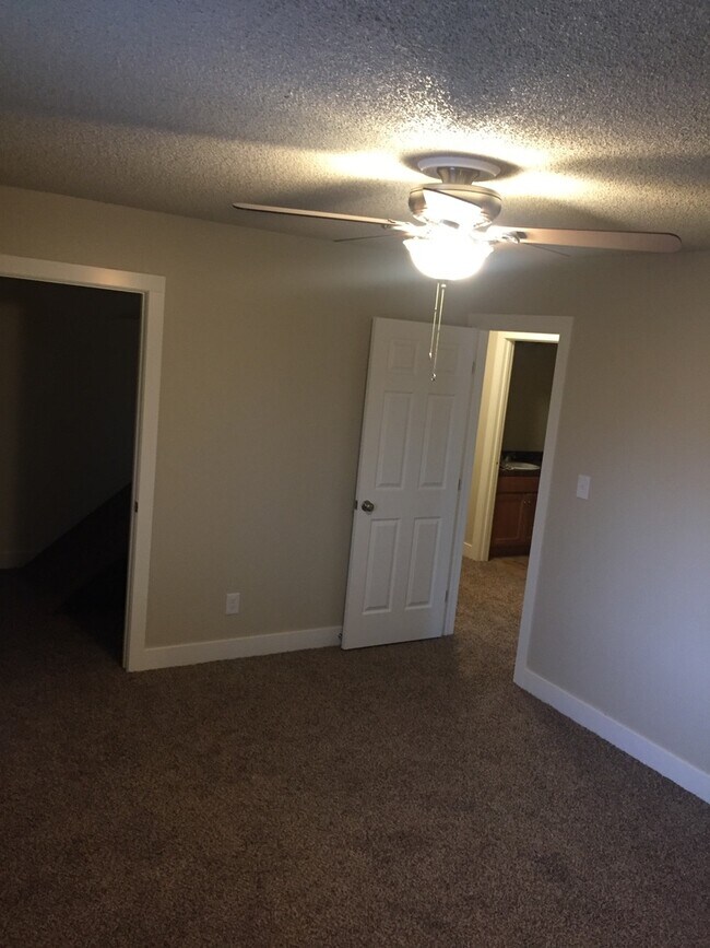Building Photo - Updated 2 Bedroom Townhome for Rent in Loveland: Shared Garage, Patio, Washer/Dryer Hookups