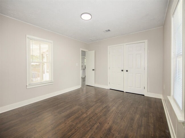 Building Photo - 319 N Cochran St