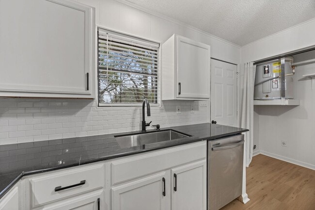 Building Photo - Welcome to Ravenwood Drive!