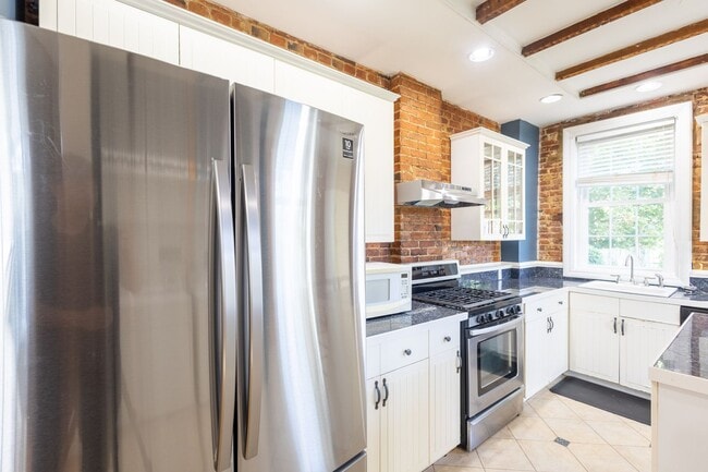 Building Photo - Lovely 3 BR/1.5 BA Semi-Detached Home in S...