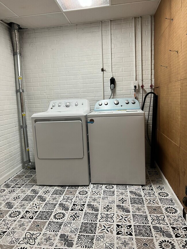 Building Photo - 3025 Parkwild Dr