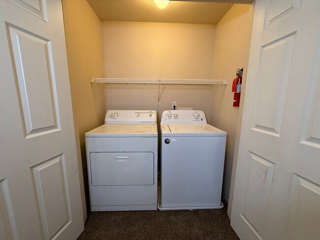 Building Photo - CHECK OUT THIS SPACIOUS TOWNHOUSE IN REDMO...