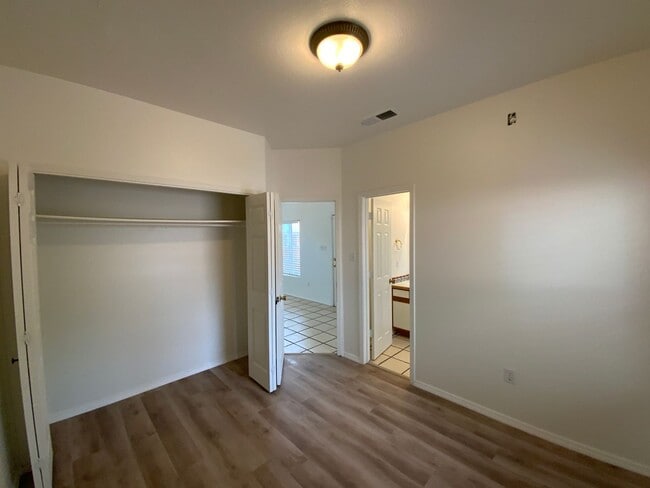Building Photo - 3 Bedroom Townhome Available Near Albuquer...
