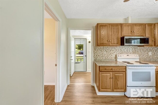 Building Photo - Newly Renovated 2 Bedroom 1 Bath in La Cro...