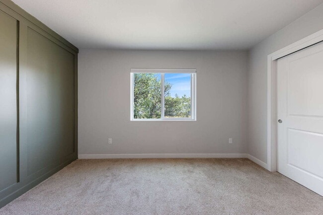 Building Photo - Charming 2-Bed with 2.5 Baths in Newberg