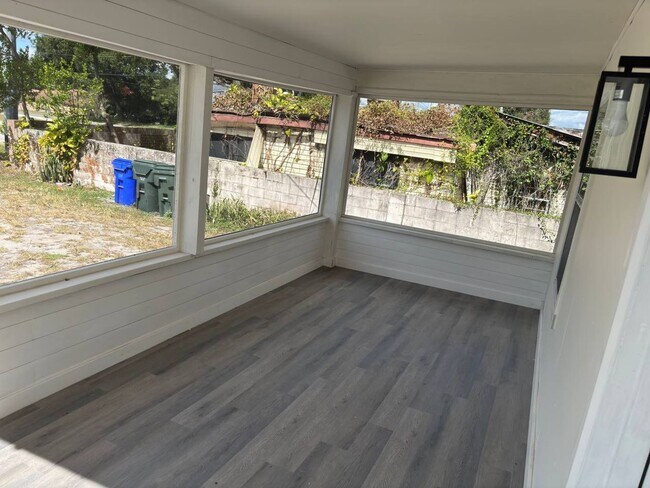 Building Photo - 1529 Providence Rd