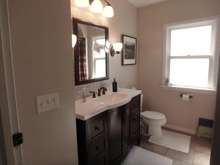 Main bathroom - 446 Center St