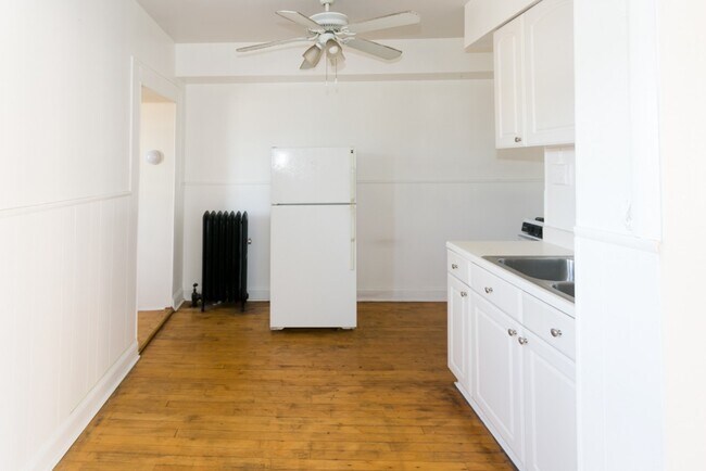 Building Photo - 4409 N Kenneth Ave