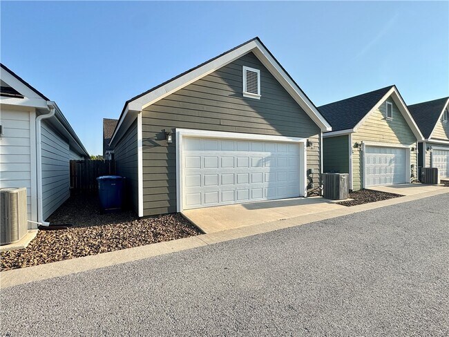 Building Photo - 832 NE Hts Ln