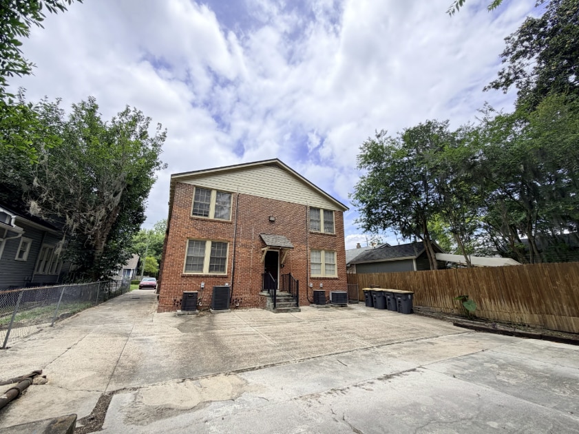Building Photo - 3668 Valencia Rd