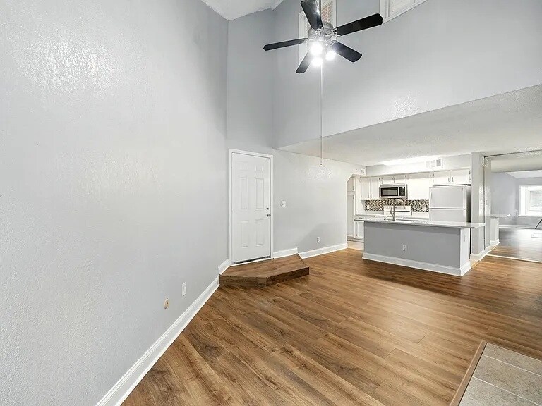 Building Photo - 2312 Balsam Dr