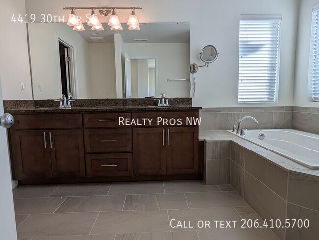 Building Photo - 4419 30th Dr SE