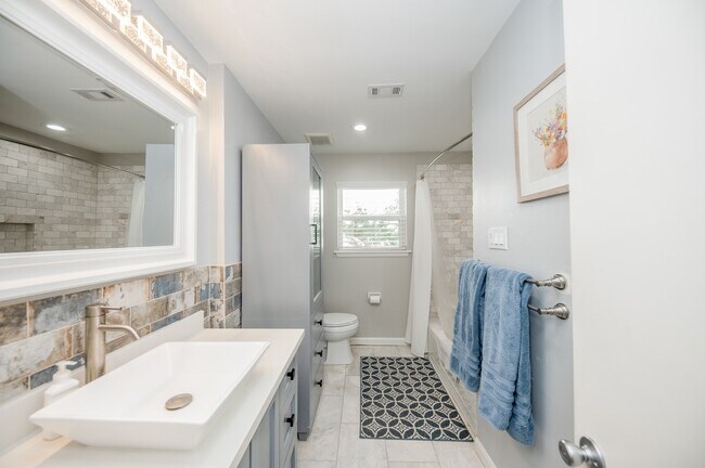 Building Photo - 926 Chantilly Ln