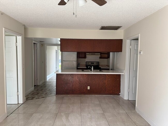 Building Photo - 1015 Staghorn St