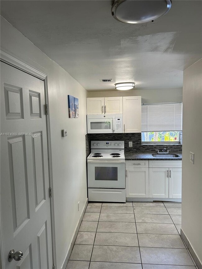 Building Photo - 2615 NW 13th Ct