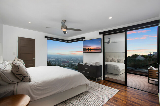 Building Photo - 1733 Sunset Plaza Dr