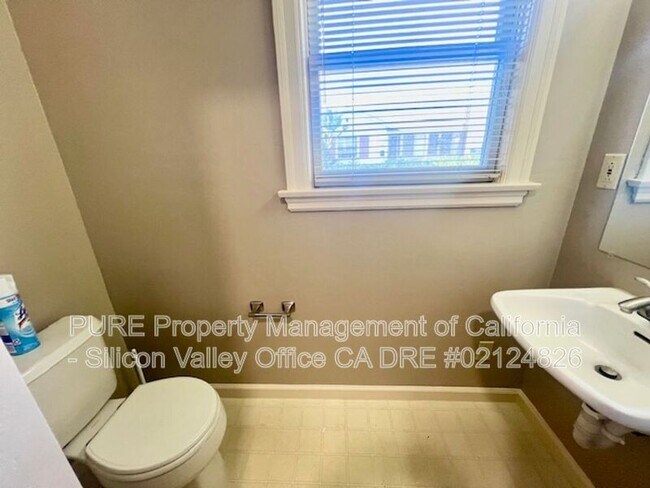 Building Photo - 717 E Lake Ave