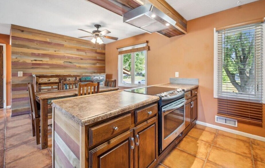 Building Photo - 156 Tamarack Ct