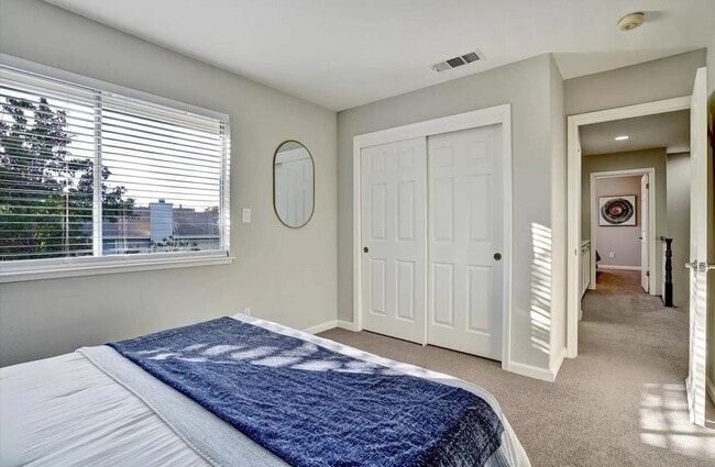 Building Photo - 539 Zenith Ridge Dr