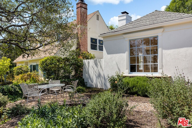 Building Photo - 2091 N Roosevelt Ave