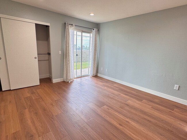 Building Photo - Well Kept 2BD Condo with Sunset Views