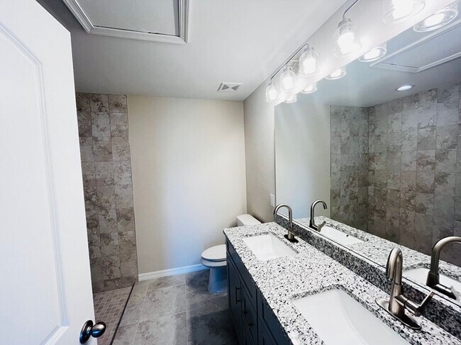 Building Photo - Waterfront property on the fresh water can...
